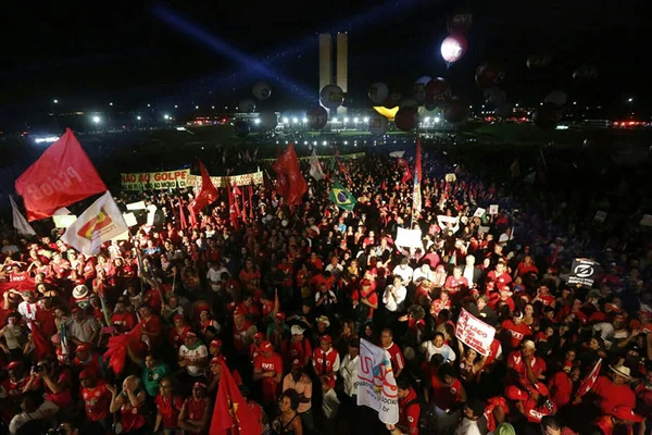 Manifestação pró-Dilma reúne defensores do governo na Esplanada