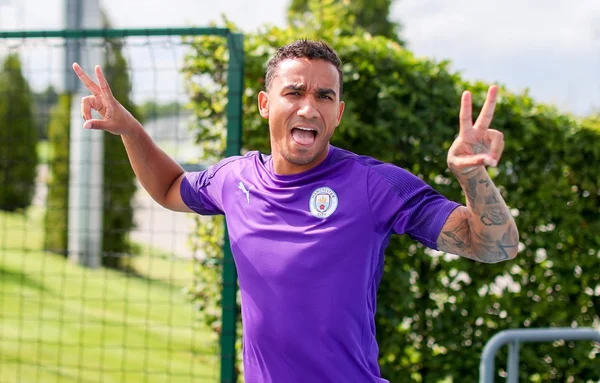Danilo deixa City e acerta com Juventus; clube inglês contrata Cancelo