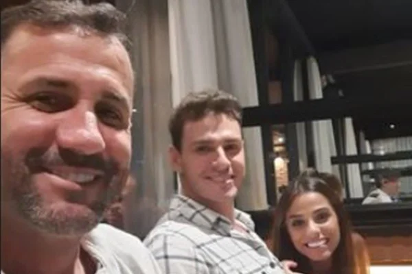 Foto colorida de Key Alves, seu pai e Gustavo - Metrópoles