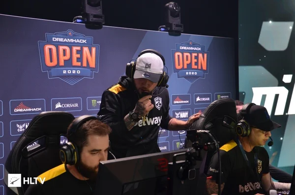 O agora ex-técnico da MIBR, Wilton Prado, o Zews