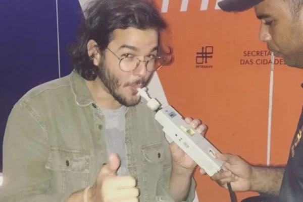 Lei Seca: Túlio Gadêlha se diz “legalista” ao passar no bafômetro