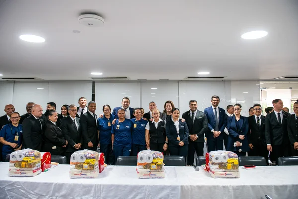 Ministro Guilherme Boulos e trabalhadores terceirizados do Planalto