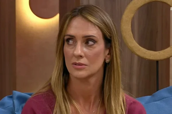 Repórter se emociona ao vivo com cenário de guerra no Rio de Janeiro 1 Monique Arruda