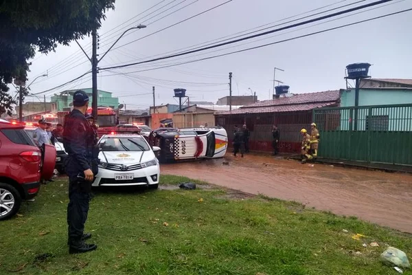 Viatura da PM capota após colisão com suspeito em Taguatinga Norte