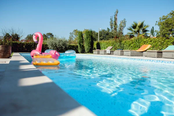 foto colorida de piscina no quintal
