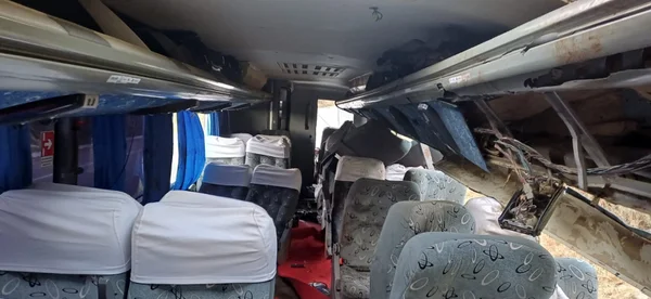 Passageiros foram arremessados de ônibus que tombou e matou 15 em PE