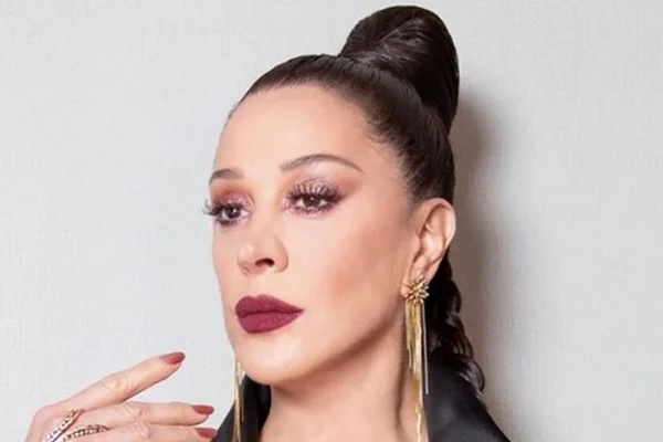Claudia Raia dispensa maquiagem e filtros em foto no Instagram: “Sapecando”