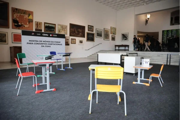 Imagem colorida mostra móveis feitos por reeducandos do sistema prisional paulista - Metrópoles