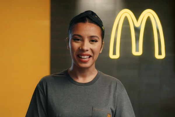 Do balcão para a TV: colaboradora do Méqui estreia campanha da marca