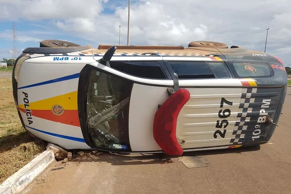 Viatura da Polícia Militar capota durante perseguição em Ceilândia