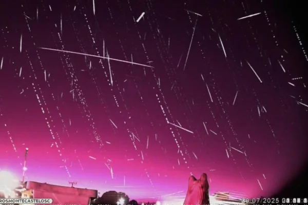 Foto de chuva de meteoros iluminando o céu de rosa - Metrópoles