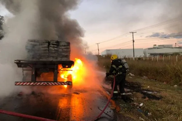 Vídeo: carreta pega fogo na BR-153, em Aparecida de Goiânia