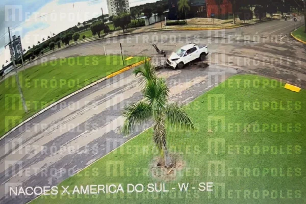 Chocante: câmera flagra motociclista “voando” após colisão com carro