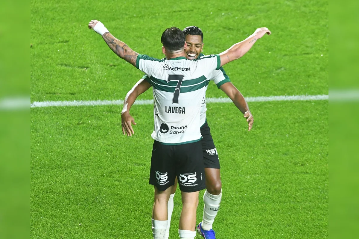 Brasileirão: Coritiba derrota a Chapecoense por 2 x 1 no Couto Pereira