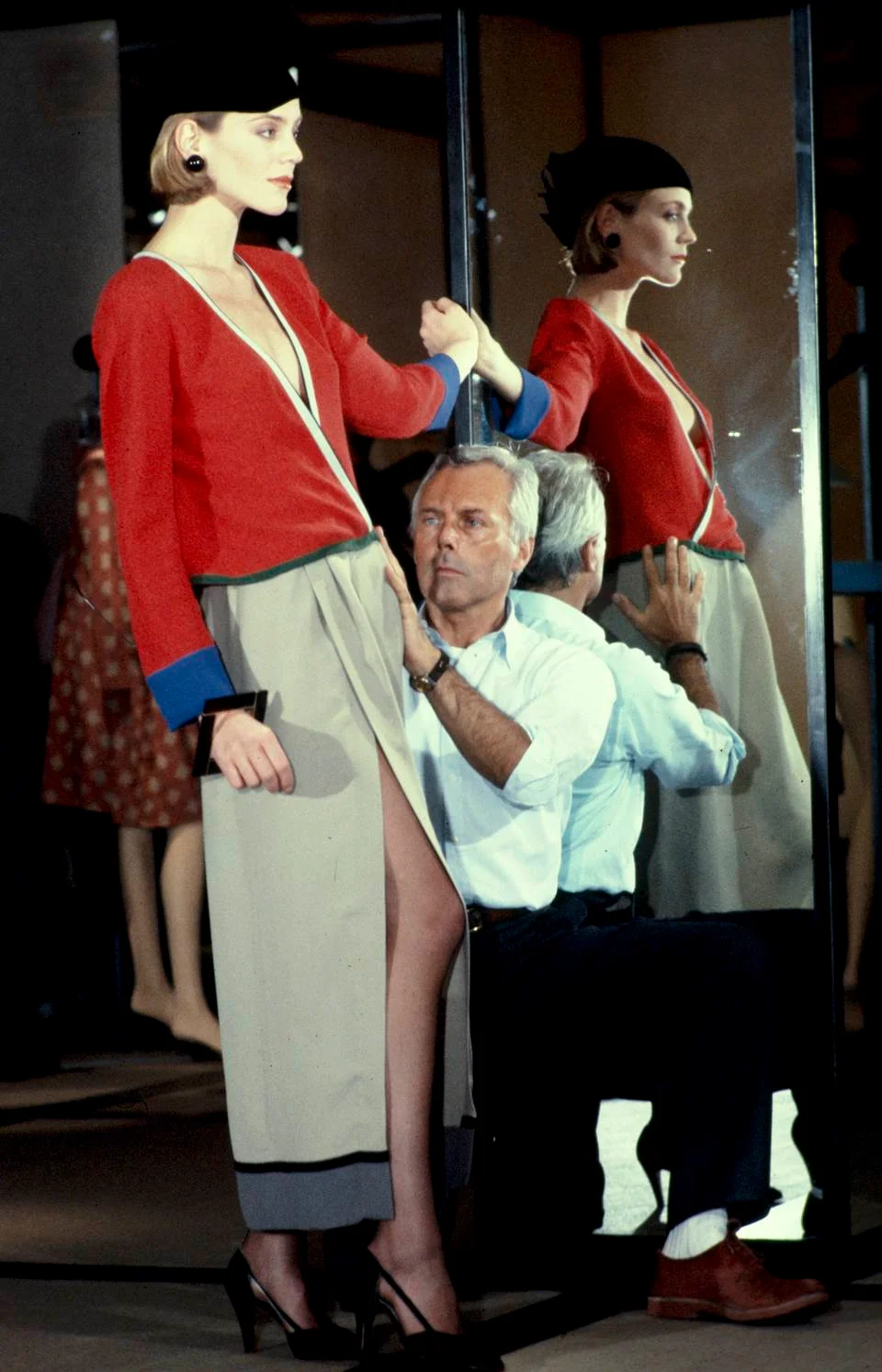 Armani se prepara para apresentar desfile em 1983 Armani se prepara para apresentar desfile em 1983