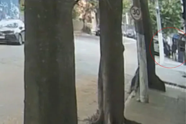 O porteiro, identificado como Elizeu de Souza, morreu após a facada. A briga, ocorrida em Moema, teria acontecido por vaga de estacionamento - Metrópoles