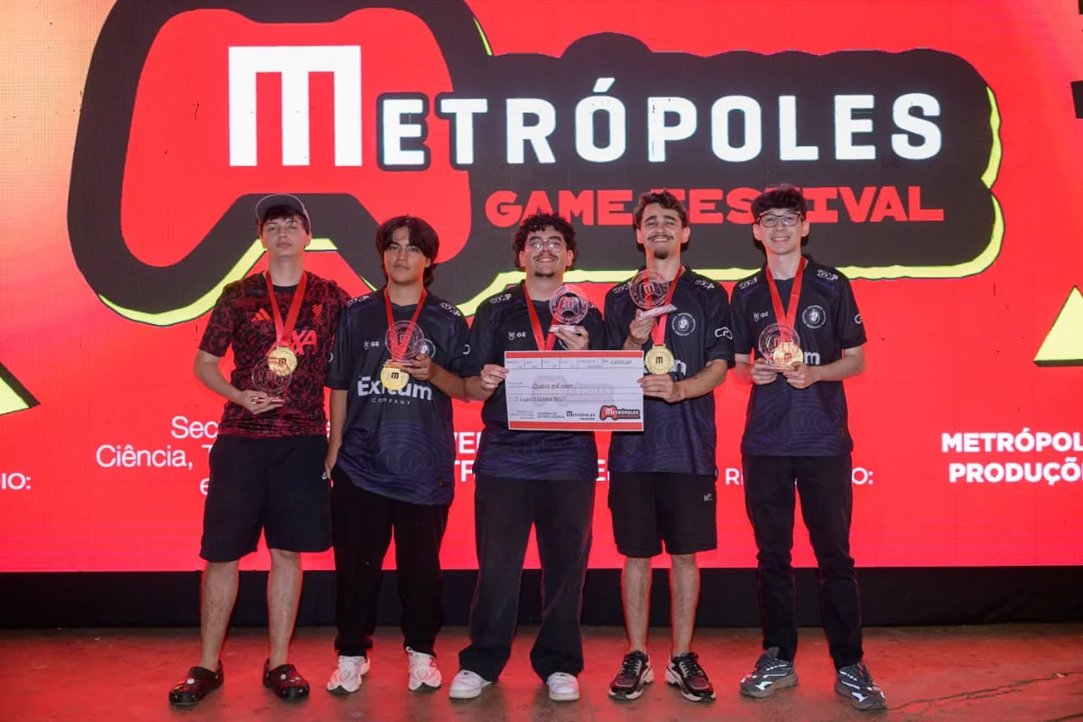 A equipe CEUB Octopus foi campeã do torneio de PC Valorant no Metrópoles Game Festival. O time é formado por João Pedro, Fernando Roque, João Godoi, Felipe Chadu e Hugo Gomes.
A equipe CEUB Octopus foi campeã do torneio de PC Valorant no Metrópoles Game Festival. O time é formado por João Pedro, Fernando Roque, João Godoi, Felipe Chadu e Hugo Gomes.