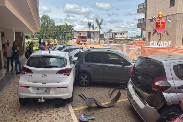 Carro desgovernado invade calçada e atinge quatro veículos no Noroeste
