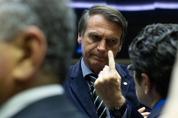 Bolsonaro: cheque de ex-assessor à esposa foi pagamento de dívida