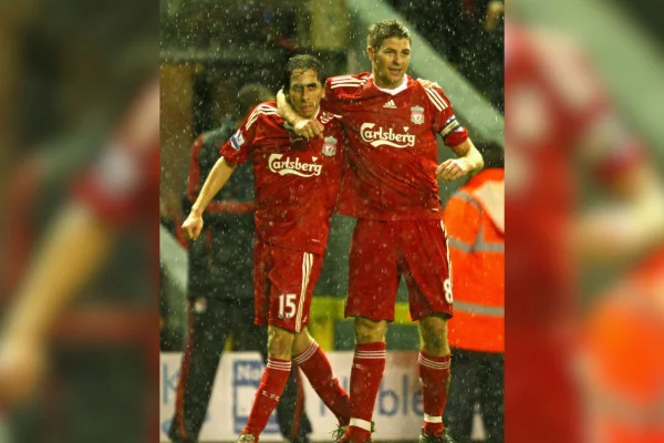 Foto colorida de Benayoun e Gerrard, quando atuaram juntos no Liverpool - Metrópoles