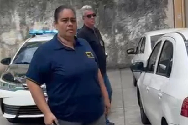 Quem é a diretora presa por sufocar e agredir crianças em creche no RJ