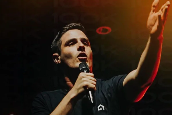 Imagem colorida do influencer evangélico Victor Bonato falando ao microfone - Metrópoles