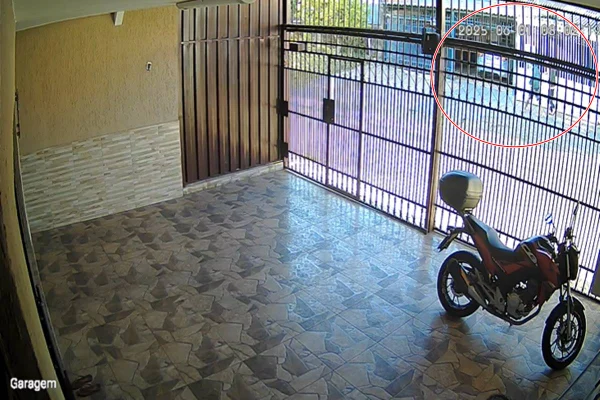 Dupla rouba carro na garagem de casa em Samambaia