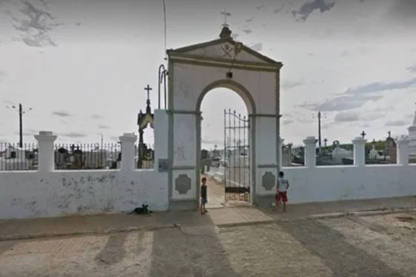 Imagem colorida mostra cemitério - Metrópoles