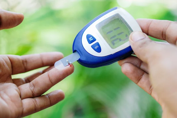 Imagem mostra pessoa com diabetes medindo a glicose com um aparelho - Metrópoles