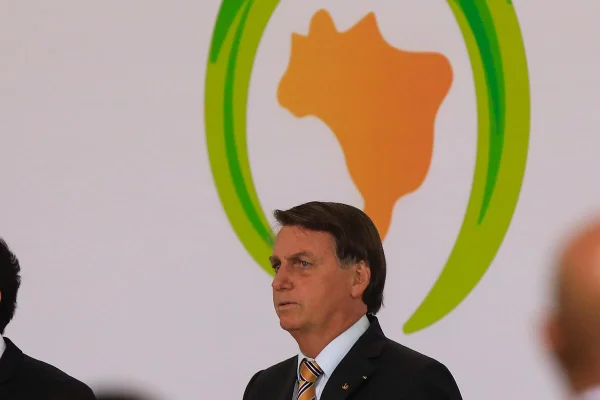Vídeo: Bolsonaro anda com o corpo para fora do carro e ouve xingamentos no Amapá