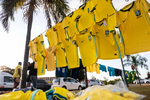 Ambulantes vendem camisas da Seleção Brasileira e movimenta as vendas antes da Copa do Mundo na região central de Brasília metropoles 1