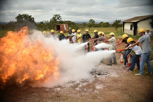 Bombeiros capacitam garis e catadores para prevenção de incêndios
