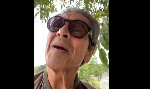 Ex-deputado Roberto Jefferson grava video após atacar policiais com tiros e granada em sua casa após tentativa de prisão. Ele aparece de óculos escuros e com árvores atrás - Metrópoles