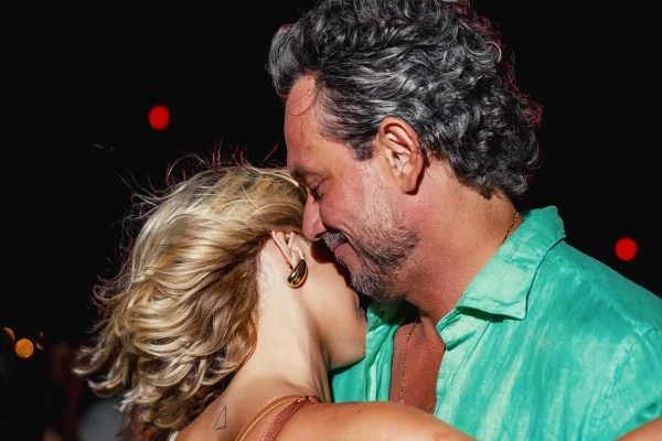 Isabella Santoni e o marido, Henrique Blecher, em foto colorida - Metrópoles