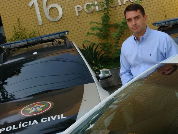 Flávio Bolsonaro troca tiros com ladrões no Rio de Janeiro