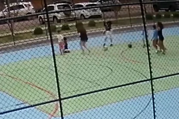 Vídeo. No DF, pai segura criança para filho dar soco no rosto dela