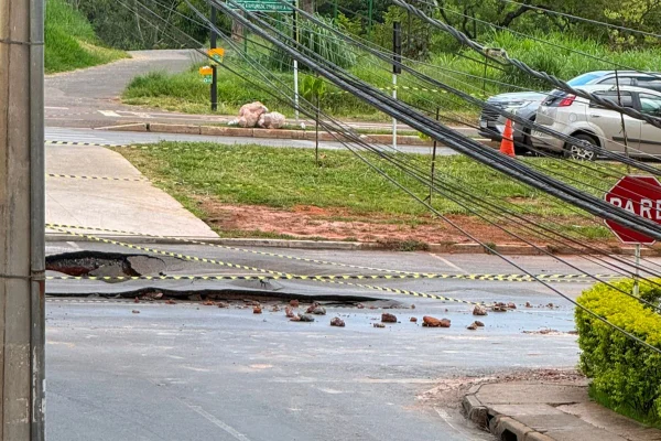 Rompimento de esgoto que causou cratera interdita via em Águas Claras