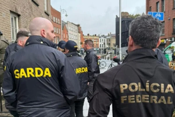 Foto colorida da polícia federal em parceria com a Garda, orgão irlandês, em operação contra tráfico de mulheres de SC para a Europa