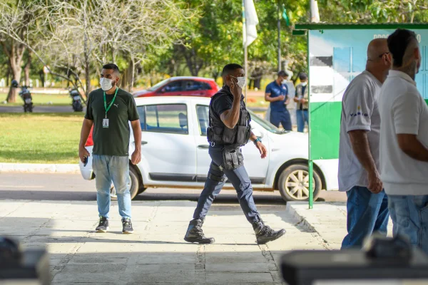 Vigilantes do Zoológico de Brasília usam máscaras de proteção após o local ser fechado por suspeita de gripe aviária - Metrópoles