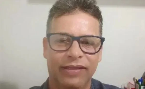 homem de óculos sorrindo