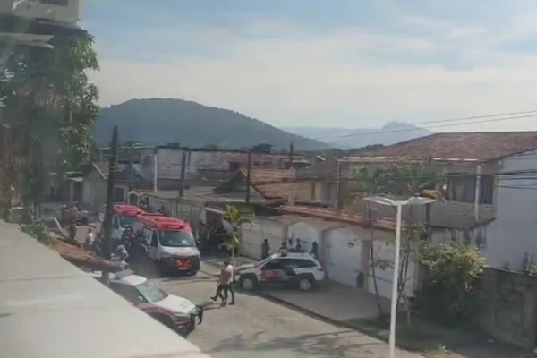 Imagem colorida de viaturas em frente a casa onde mulher foi morta pelo ex-cunhado. Metrópoles