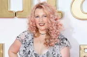 Jane Goldman será a responsável por The Long Night. Ela tem em seu currículo roteiros de vários filmes marcantes da cultura pop atual, como as franquias Kingsman e Kick-Ass. Também escreveu Primeira Classe (2011) e Dias de um Futuro Esquecido (2014), da saga X-Men, e O Lar das Crianças Peculiares (2016), mais recente longa de Tim Burton Jane Goldman será a responsável por The Long Night. Ela tem em seu currículo roteiros de vários filmes marcantes da cultura pop atual, como as franquias Kingsman e Kick-Ass. Também escreveu Primeira Classe (2011) e Dias de um Futuro Esquecido (2014), da saga X-Men, e O Lar das Crianças Peculiares (2016), mais recente longa de Tim Burton