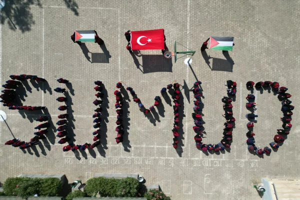 Alunos da Escola Secundária Yusuf Sami Imam Hatip da Anatólia (Turquia) criando uma coreografia em solidariedade à Flotilha Global Sumud