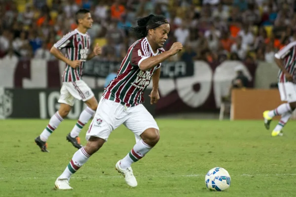 Desconfortável, Ronaldinho Gaúcho se filia ao PRB para eleição no DF