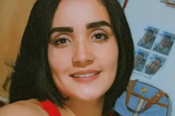mulher morena sorrindo