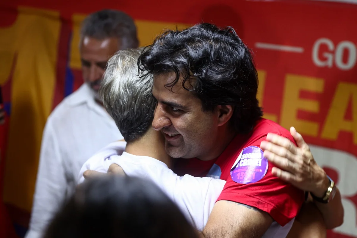 Grass abraça Gabriel Magno após ir para segundo turno