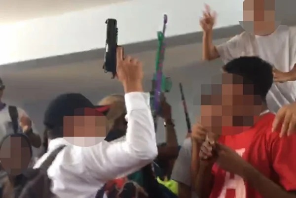 homens com armas
