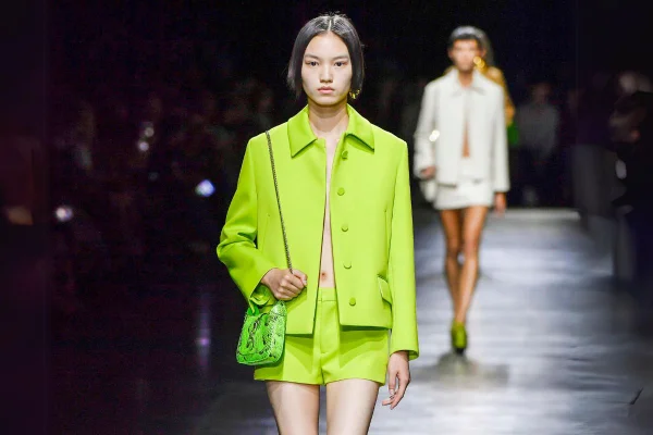 Na imagem com cor, fotos de looks verde neon - metrópoles