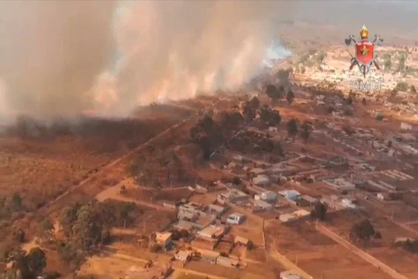 Imagem do alto mostra proporção de incêndio no parque