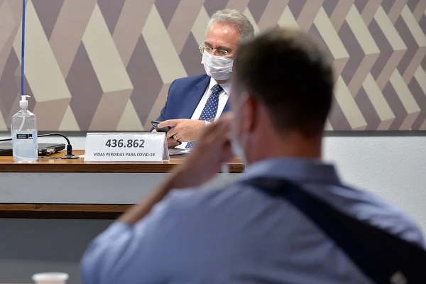 Flávio Bolsonaro provoca Renan Calheiros e ouve: “Por favor, me erra”